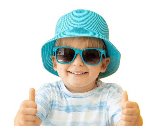 Niño feliz con gorro azul